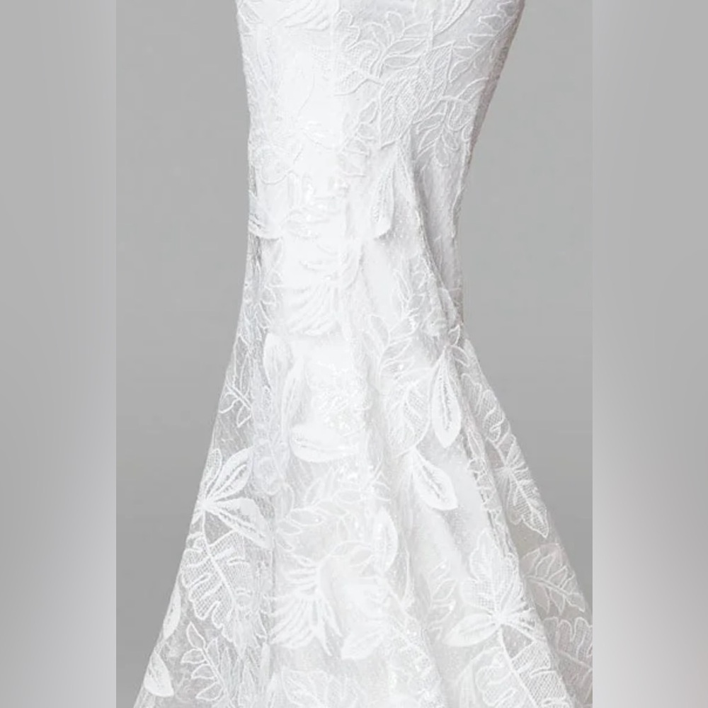Elegant White Sleeveless Gown - Picture 3 of 12